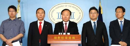 김재원(왼쪽 세번째) 총괄단장 등 자유한국당 '국민과 함께하는 2020 희망공약개발단'이 16일 서울 여의도 국회 정론관에서 주택공약 발표 기자회견을 하고 있다.<연합뉴스>